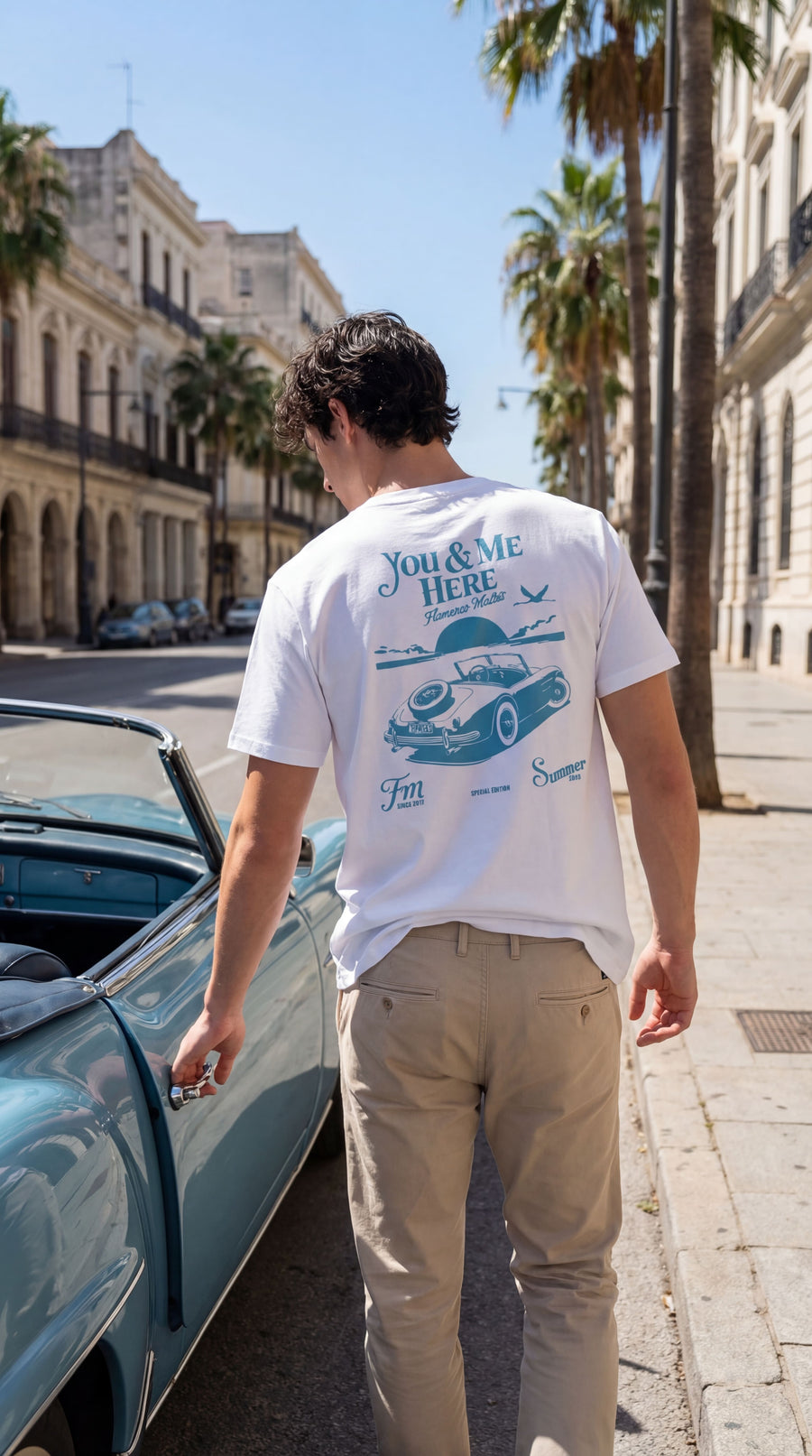 Camiseta You & Me Here estampado descapotable atardecer