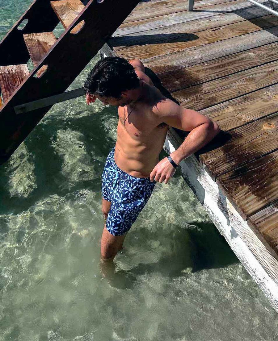 Bañador Horse Luis estampado de caballitos de mar en círculo simulando copos de nieve sobre fondo azul marino