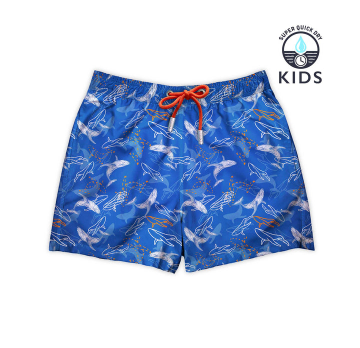 Bañador para niños Mobi con estampado de ballenas blancas y naranjas sobre fondo azul