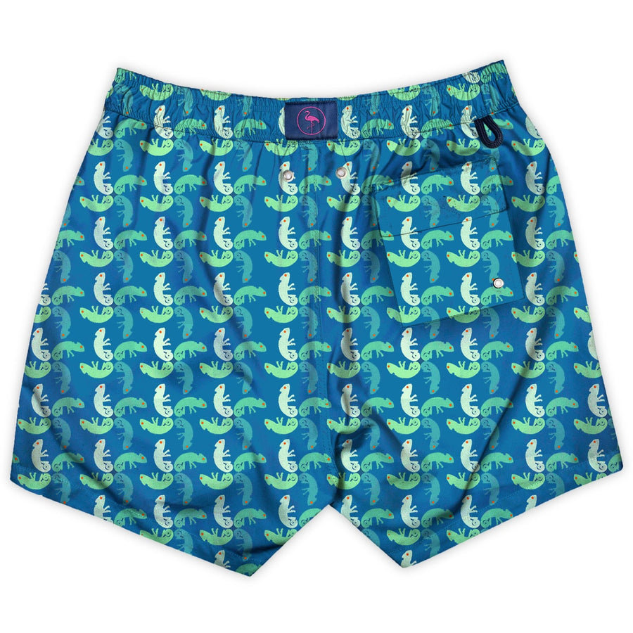 Bañador para niños Tropileon con estampado de geométrico de camaleones en tonalidades blanco y verde sobre fondo azul