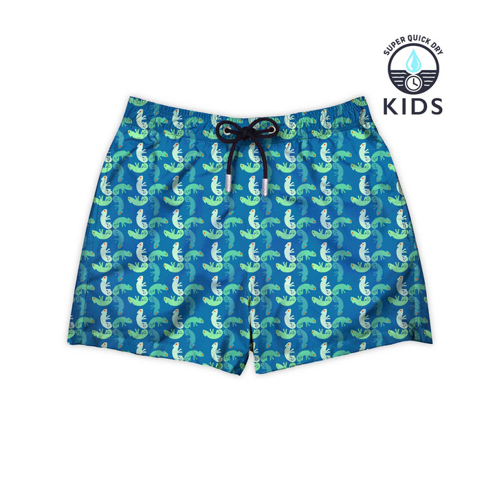 Bañador para niños Tropileon con estampado de geométrico de camaleones en tonalidades blanco y verde sobre fondo azul