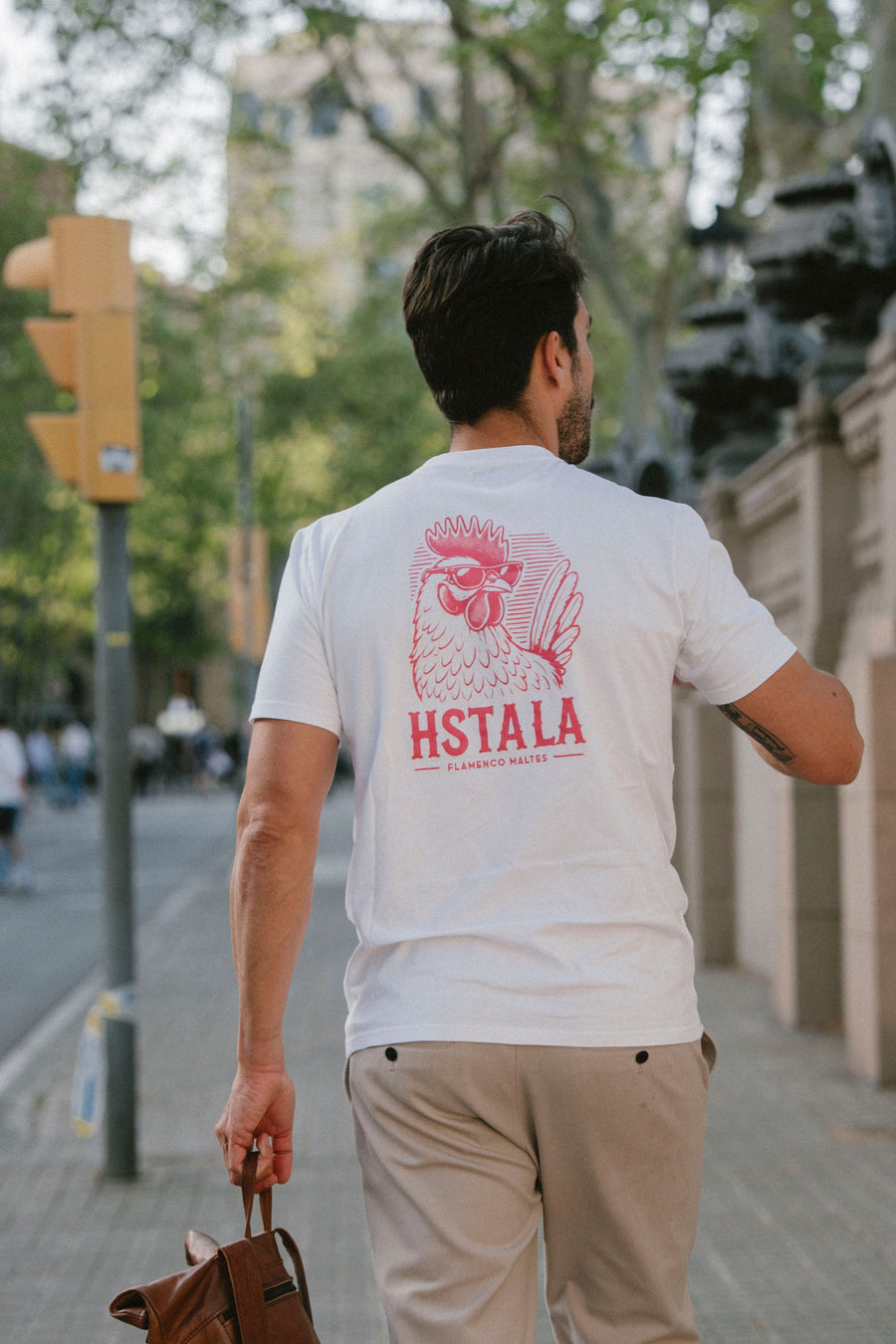 Camiseta HSTALA estampado gallina roja con mensaje oculto