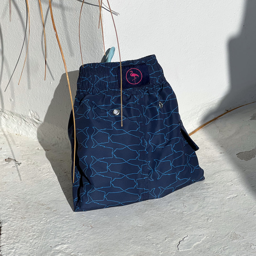 Bañador Krahs estampado de silueta de tiburones azul claro sobre fondo azul marino