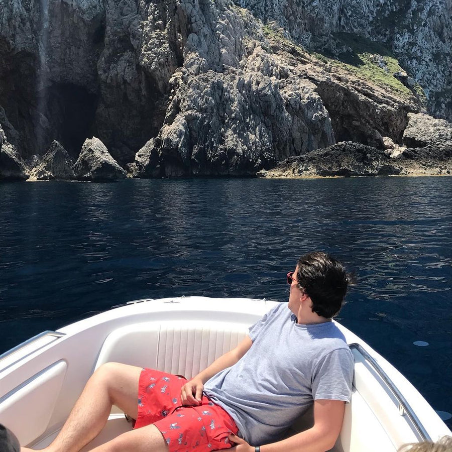 Bañador KBC estampado de gallos azul marino sobre rojo