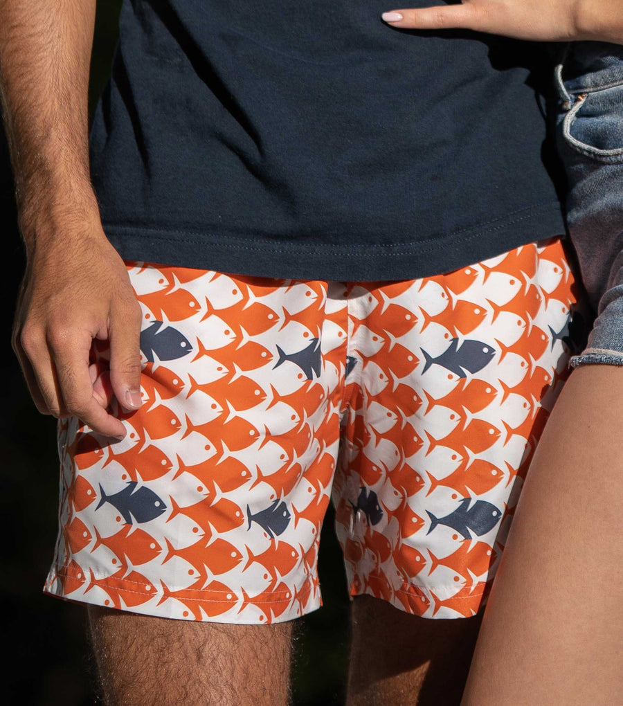 Bañador Orange Arlequin estampado de peces arlequín naranja y azul marino sobre fondo blanco
